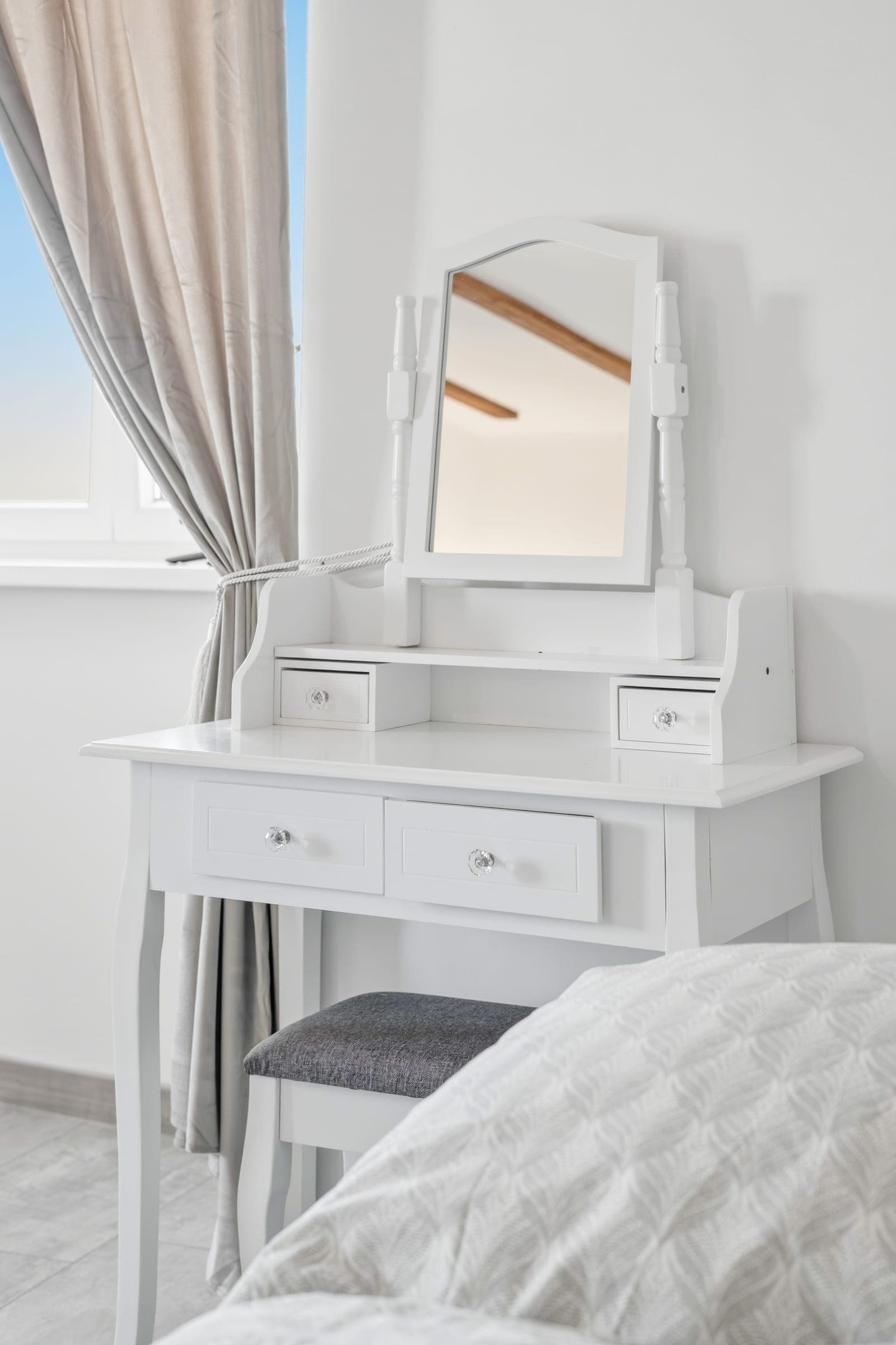 Country-style dressing table