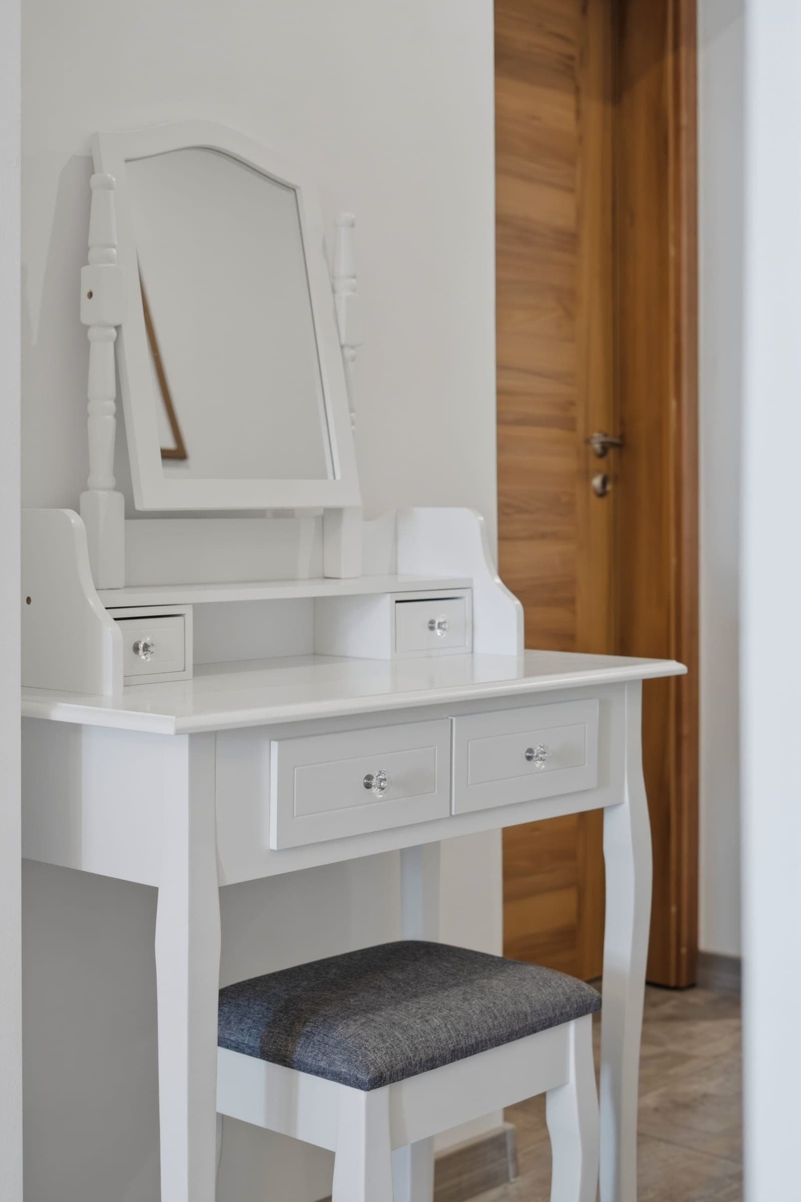 White dressing table with mirror
