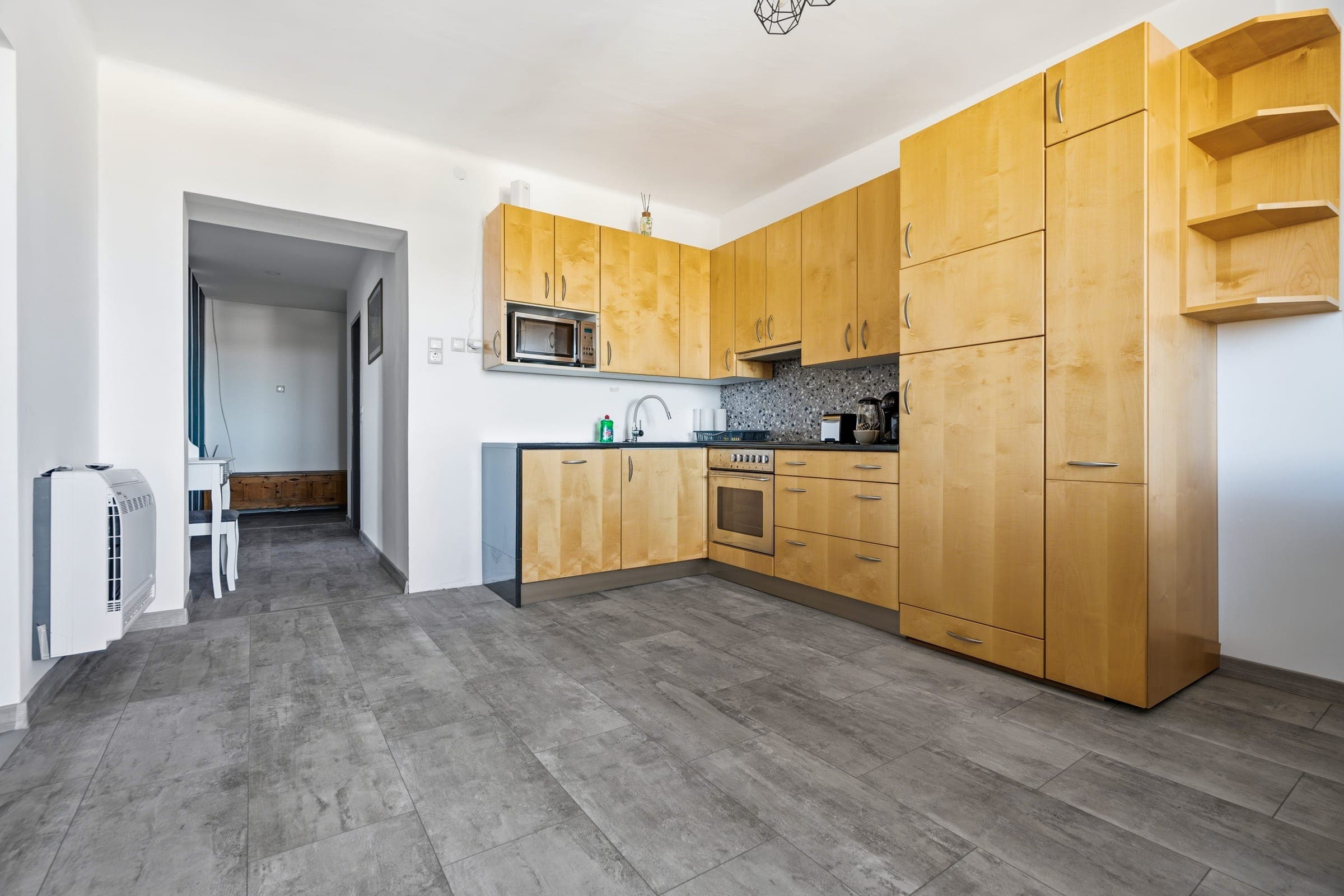 Kitchen with view to the hallway
