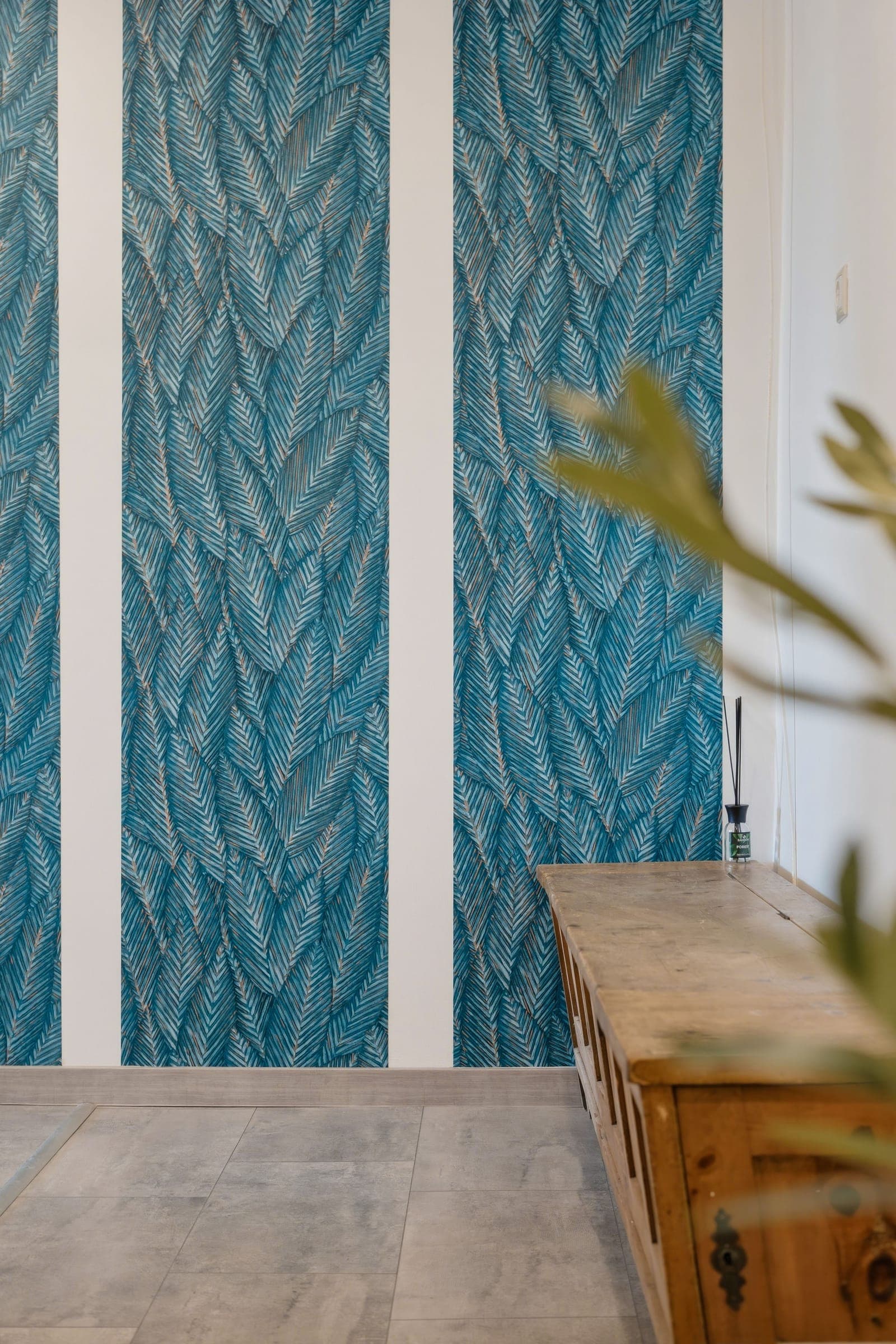 Blue leaf wallpaper in the entrance